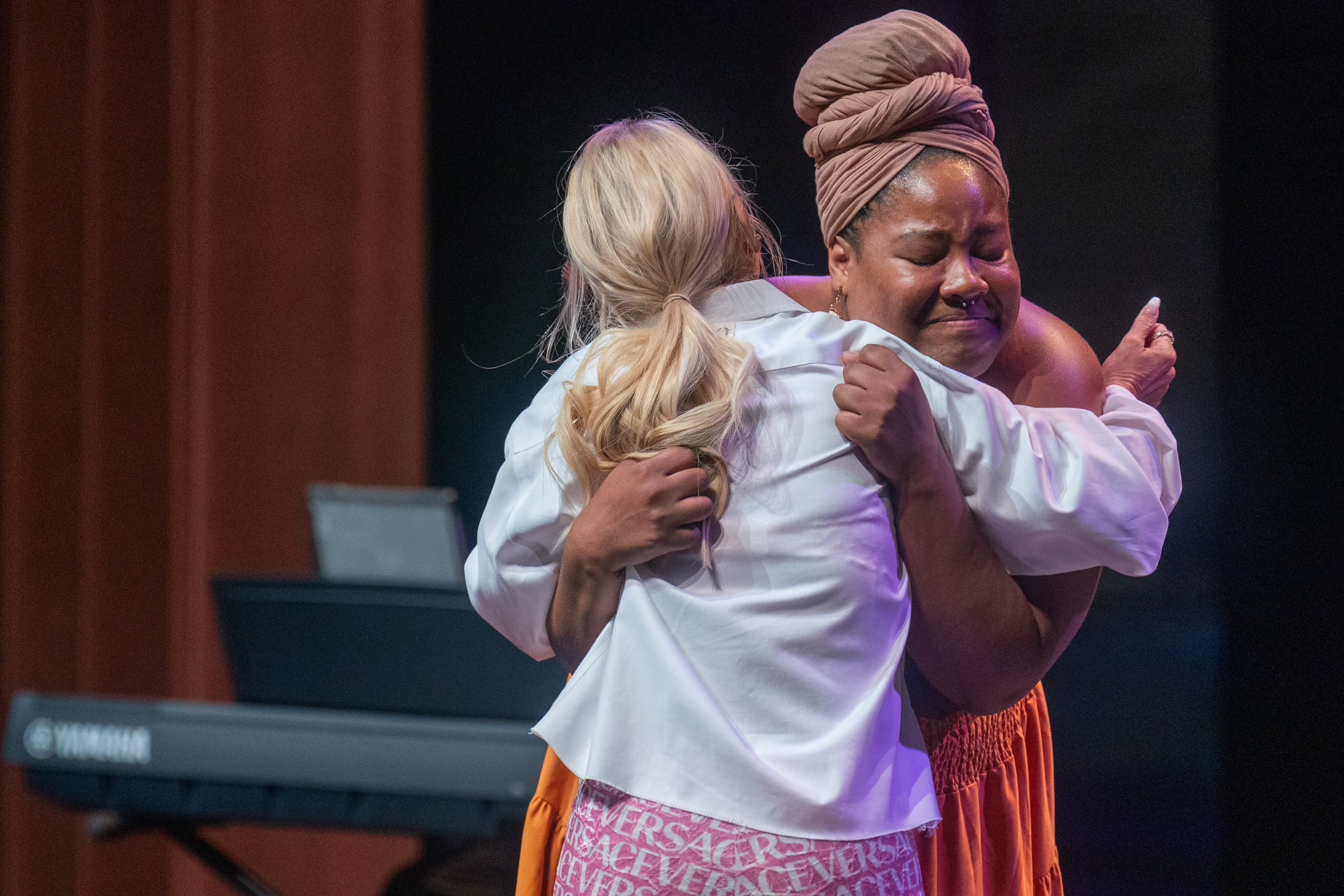 kristin chenoweth hugs student after her performance