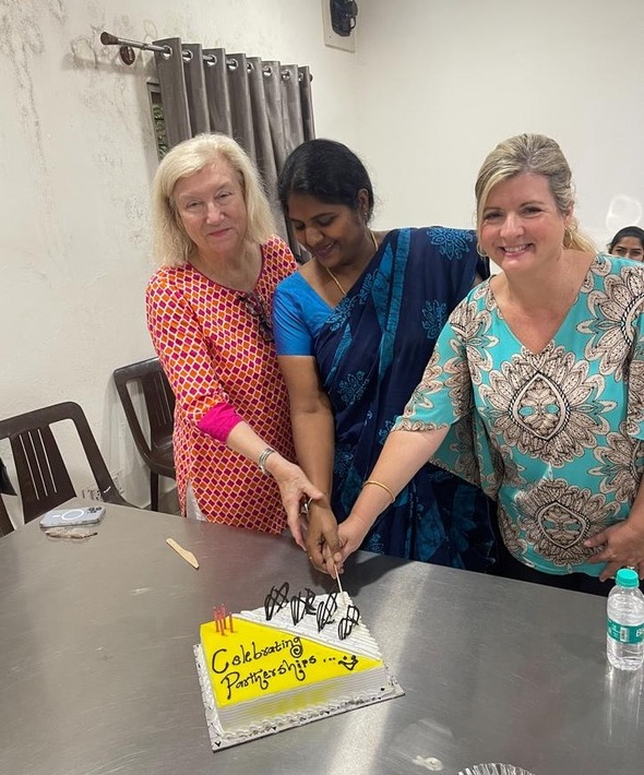 Garner helps cut cake in India
