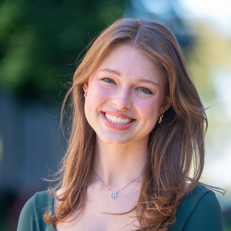 Annabeth Dronet Headshot