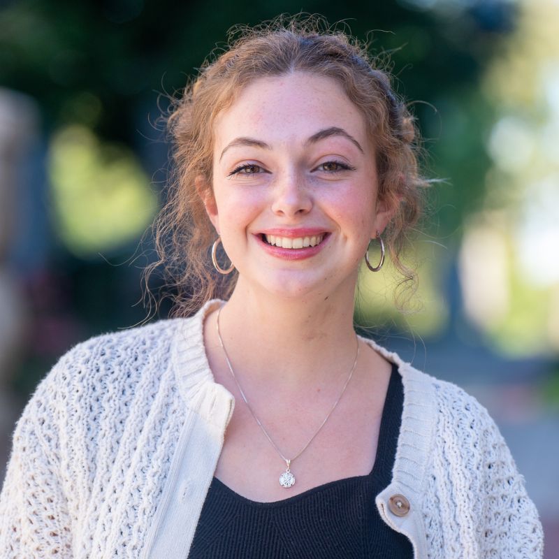 Madeleine Davis Headshot