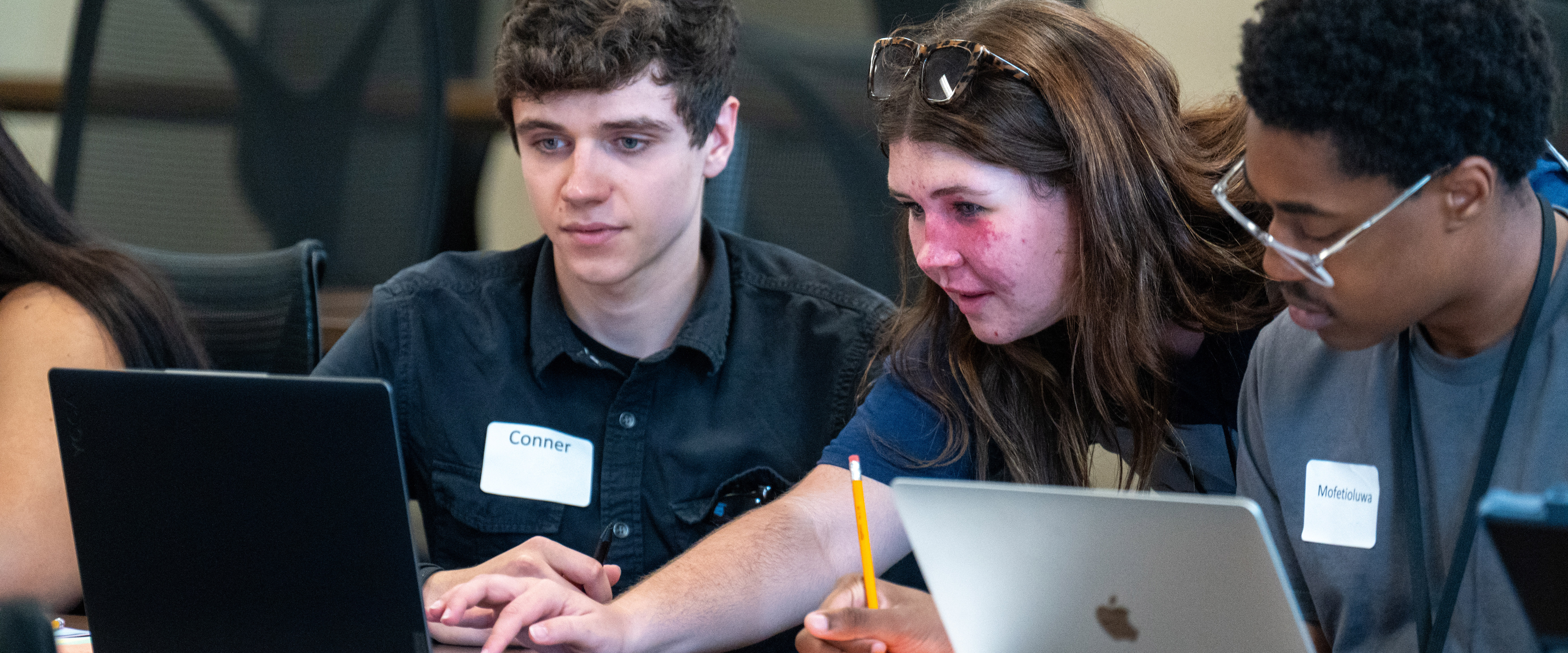 Orientation leader helping new students register for classes for the upcoming semester