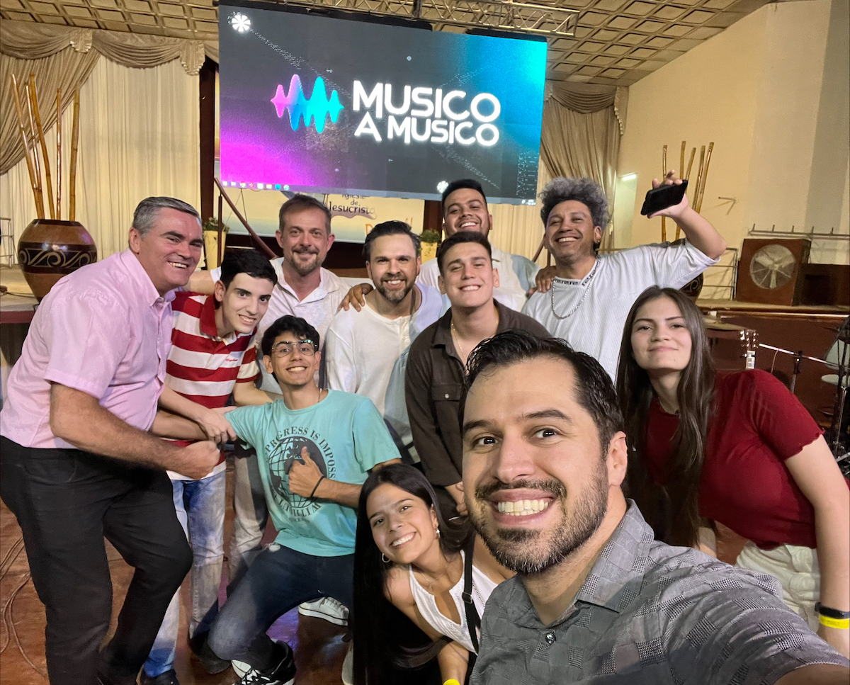 Oliveira with Musico students
