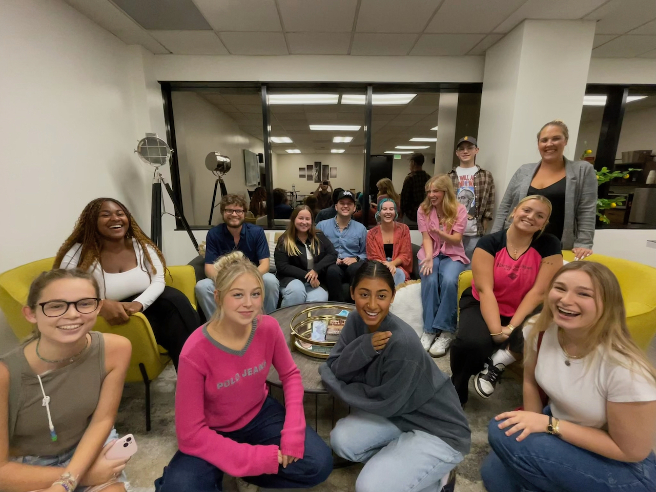 Belmont West students gathering with Belmont alum for a meal and discussing all things LA! (Pictured: First Row: Aliya Hedgecock, Mikayla Williams, Olivia Gonzalez, Abby Holmes. Second Row: Kadaisha Summers, Carter Bowden, Shelby Scott, Phil Schwarz, Keely Mulvihill, Julia Larson, Zach Clar, Sydni Mulligan, Sela Rich. Photo Credit: Caleb Pierce)