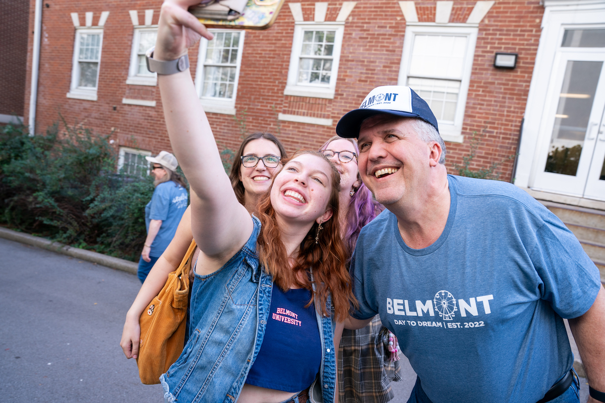 Students taking selfie with President Jones