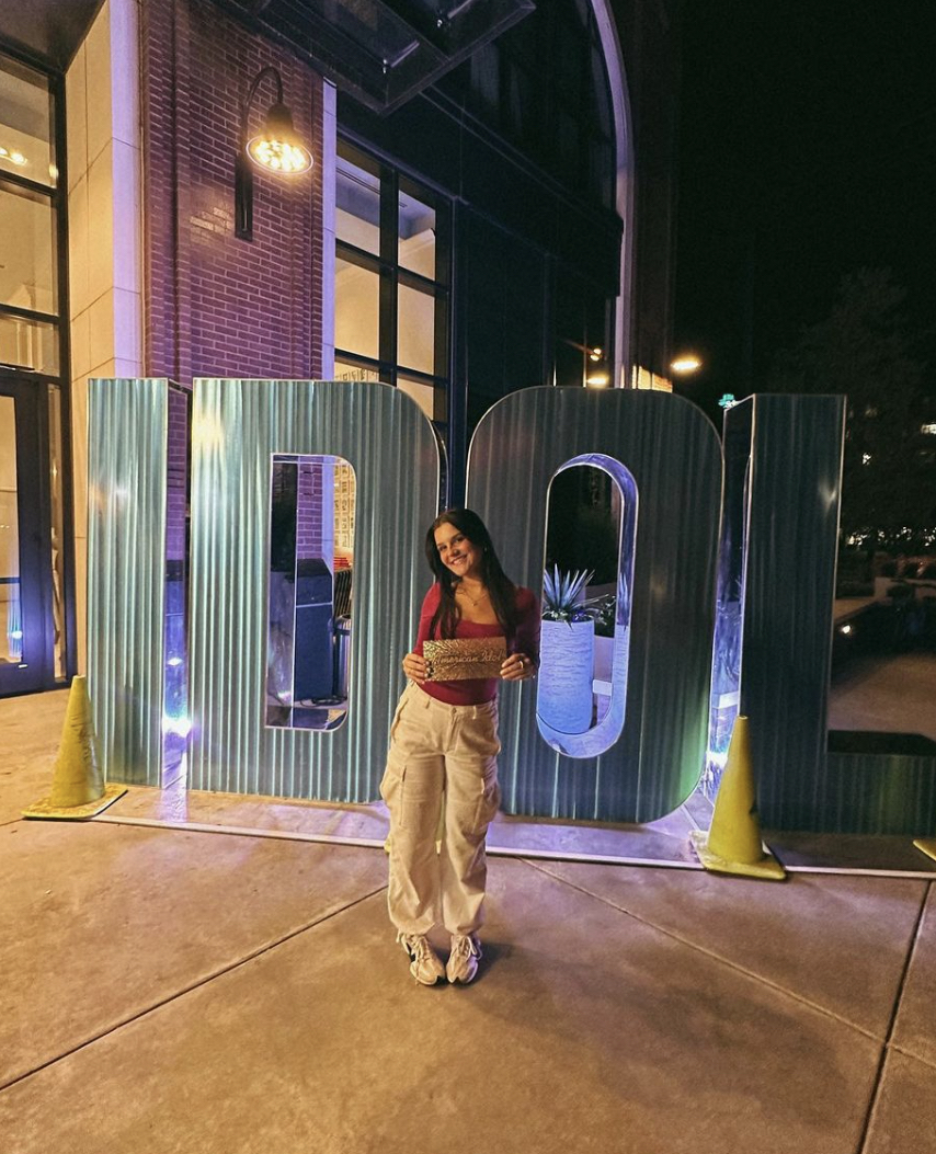 Mia in front of Idol sign