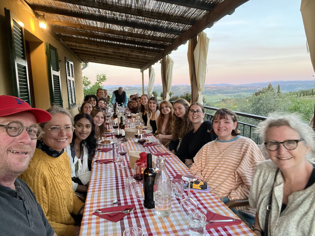 Belmont students and faculty eat dinner at Poggio Ubertini