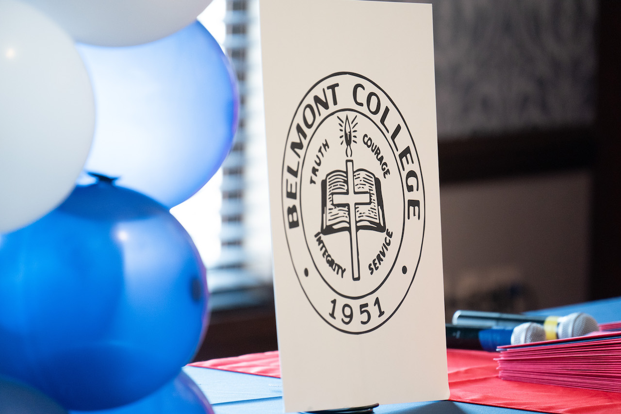 Belmont College sign on top of decorated table