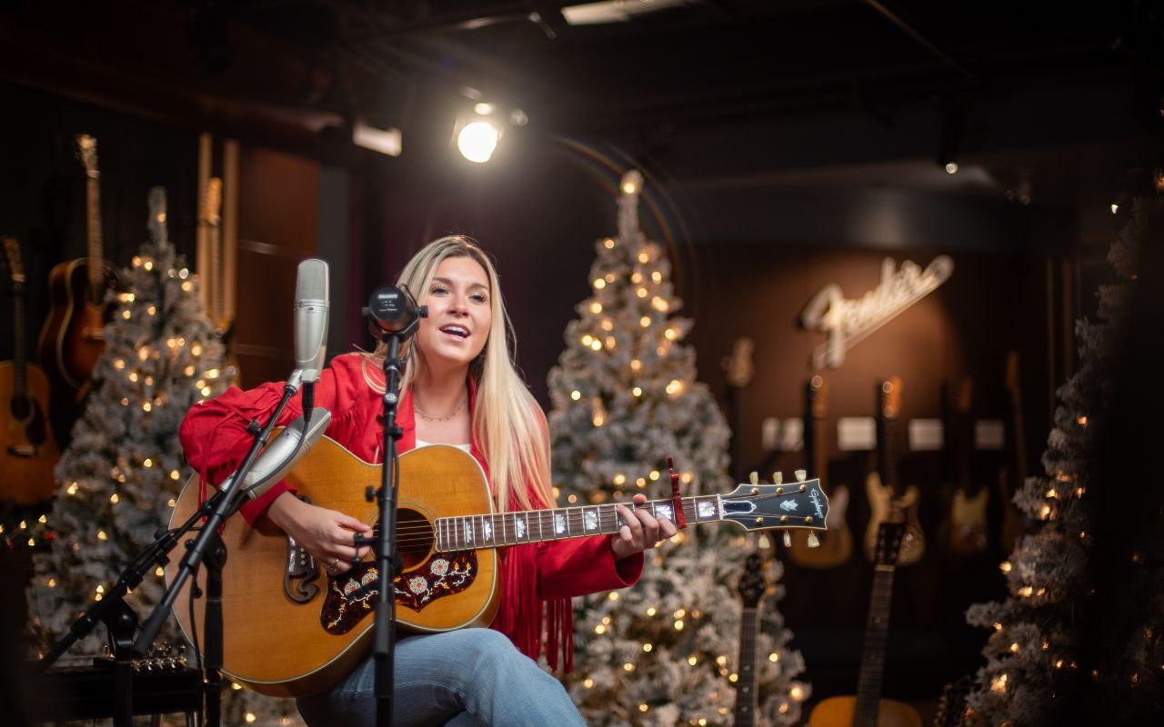 Emmy Moyen playing guitar