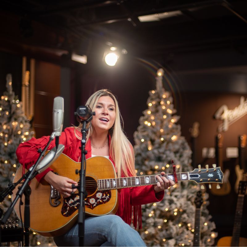 Emmy Moyen plays guitar