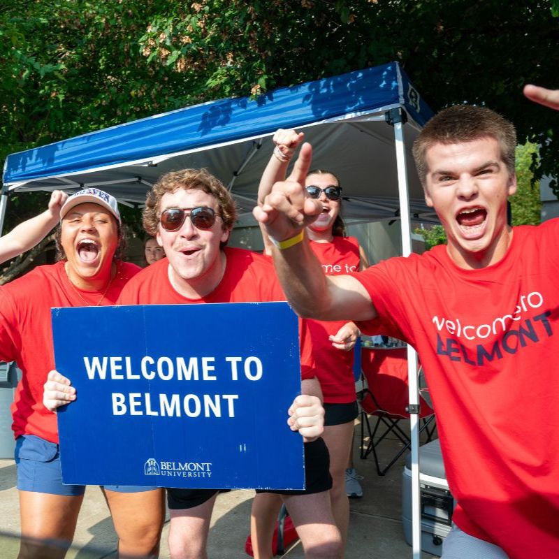 Towering Tradition leaders welcome new students to Belmont