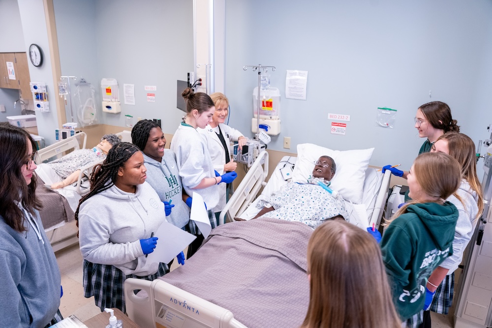 Healthcare 101 students work in simulation lab