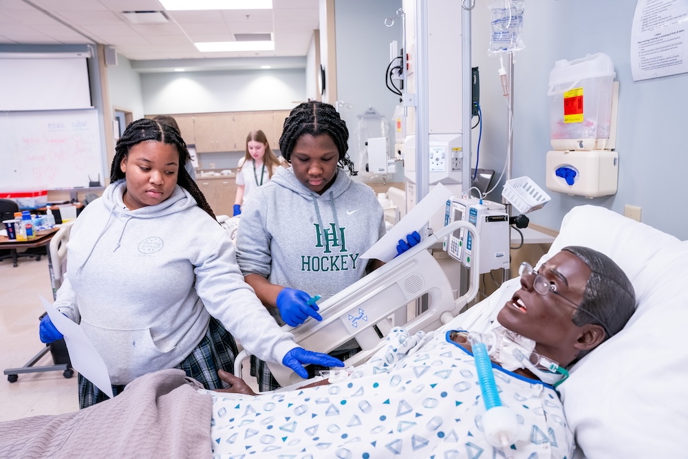 Healthcare 101 students work in simulation lab