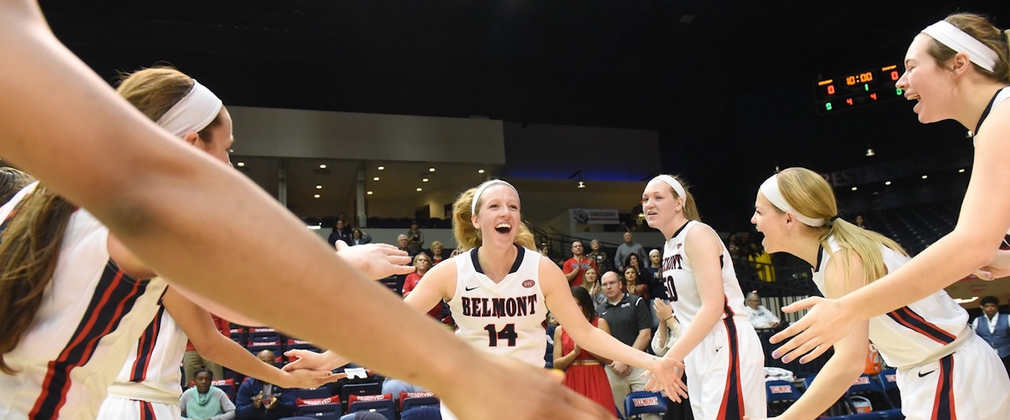 Lauren Thompson walking onto the court with teammates flanking either side