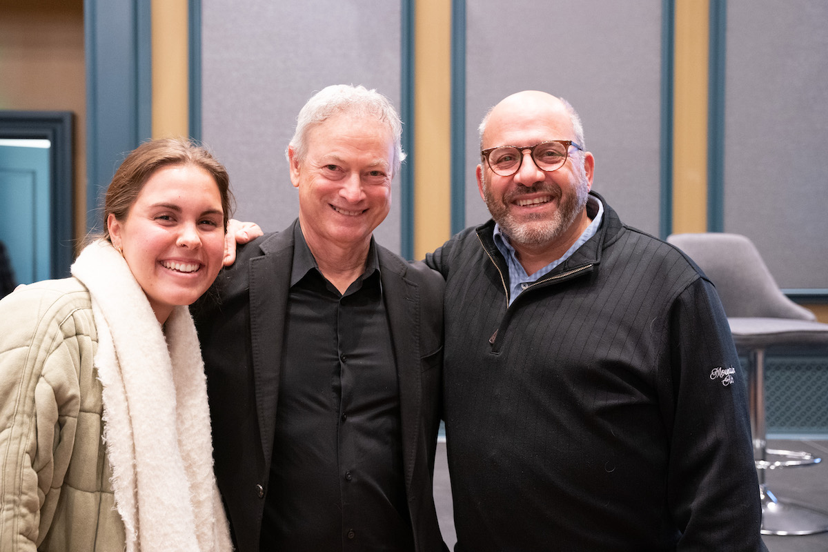 Belmont students take picture with Gary Sinise