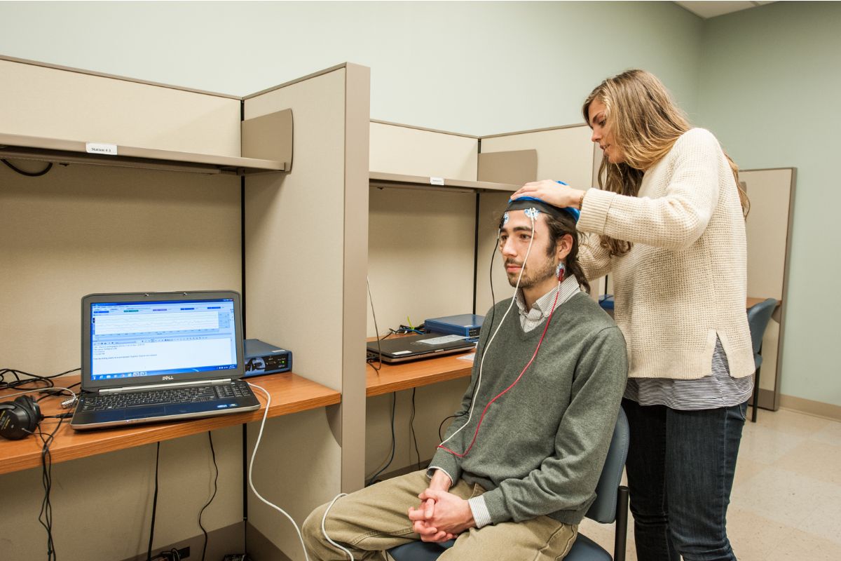 Psych students measure brainwaves